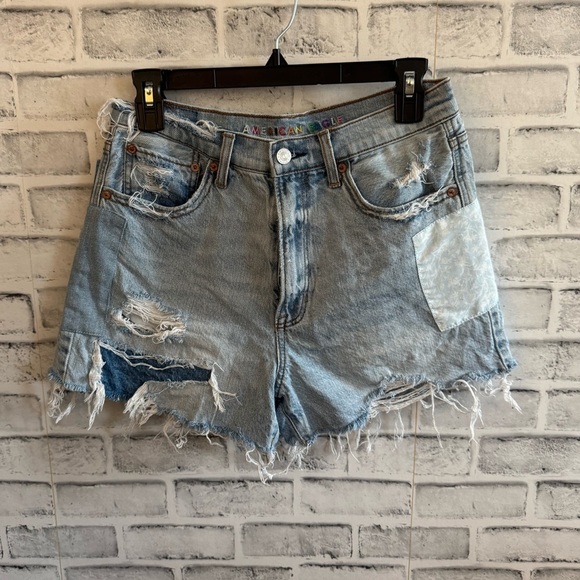 American Eagle Outfitters Pants - Women’s American Eagle Mom highest rise 90’s boyfriend jean shorts frayed Size 6